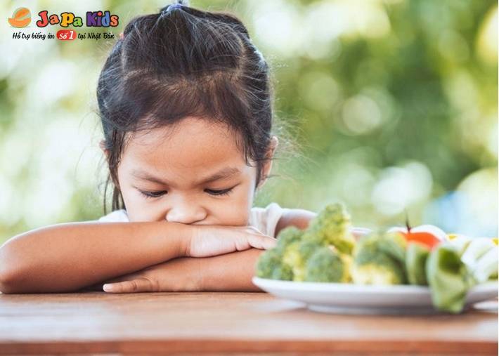 trẻ biếng ăn chậm tăng cân