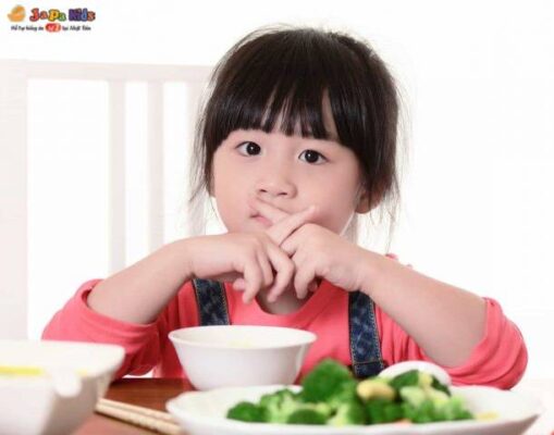 cách trị bé biếng ăn